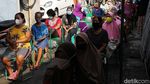 Antusias Emak-emak di Solo Antre Sayuran Gratis