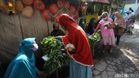 Selain sayuran, warga juga akan mendapatkan tahu, tempe, telor, karak dan krupuk, nasi pecel dan oseng, lobak, daun selada, ceme, serta bumbu dapur.