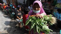 Sejumlah warga yang didominasi ibu-ibu lanjut usia mengantre untuk mendapatkan sayuran gratis di Kampung Mojo, Kecamatan Pasar Kliwon, Surakarta, Jawa Tengah, Jumat (24/9/2021).