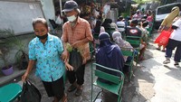 Kegiatan yang tercatat sudah berlangsung ke 54 kalinya di hari Jumat ini banyak mengundang warga yang berdonasi untuk membagi rejeki kepada yang membutuhkan terutama di saat pandemi.