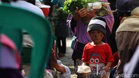 Sayuran gratis itu pun diharapkan dapat membantu masyarakat menyambung hidup di masa pandemi COVID-19.
