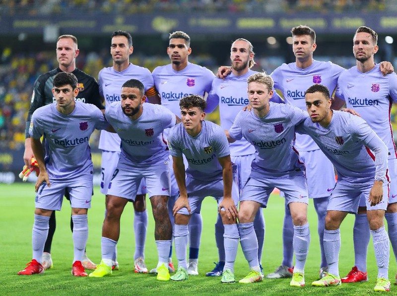 CADIZ, SPAIN - SEPTEMBER 23: FC Barcelona players pose for a team picture during the La Liga Santander match between Cadiz CF and FC Barcelona at Estadio Nuevo Mirandilla on September 23, 2021 in Cadiz, Spain. (Photo by Fran Santiago/Getty Images)