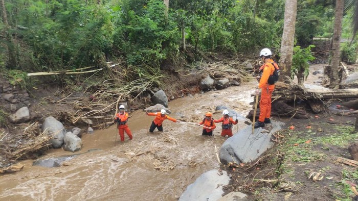 Basarnas Manado menghentikan pencarian korban banjir bandang di Minahasa Tenggara, Sulut, setelah pencarian hari ke-5. (dok Istimewa)