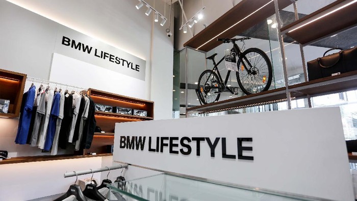 BMW Studio AML Hadir di Sentul dengan Konsep Ciamik BMW Indonesia berkolaborasi dengan PT Artha Motor Lestari (AML) meresmikan pembukaan BMW Studio AML di AEON Mall Sentul City lantai Ground Floor #G53, Bogor, Jawa Barat, Jumat (24/9/2021).