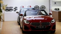 Tiga kendaraan terbaru BMW ditampilkan di sini, di antaranya BMW Z4 sDrive30i M Sport, BMW M235i xDrive Gran Coupe, dan juga BMW X1 sDrive18i Dynamic. 