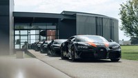 Bugatti Chiron Super Sport 300+ merupakan mobil produksi massal paling cepat di dunia. Rekor tersebut dipecahkan pada 2019 lalu, Chiron Super Sport 300+ bisa melesat hingga 490,484 km/jam (304,773 mph). Tidak hanya mengalahkan rekor Bugatti Veyron Super Sport sebelumnya dengan kecepatan 267 mph, tetapi juga pemegang rekor mobil produksi tercepat saat ini, Koenigsegg Agera RS dengan catatan 277,87 mph. Foto: Bugatti