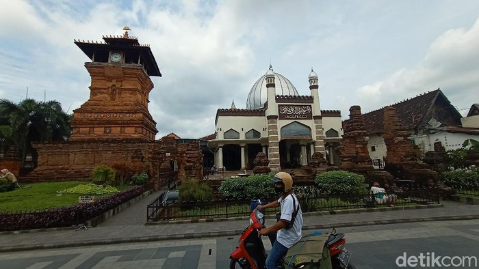 Bupati Kudus meminta kepada wisatawan yang datang harus sudah divaksin dengan menunjukan aplikasi PeduliLindungi. Wisatawan yang belum boleh divaksin belum boleh masuk.