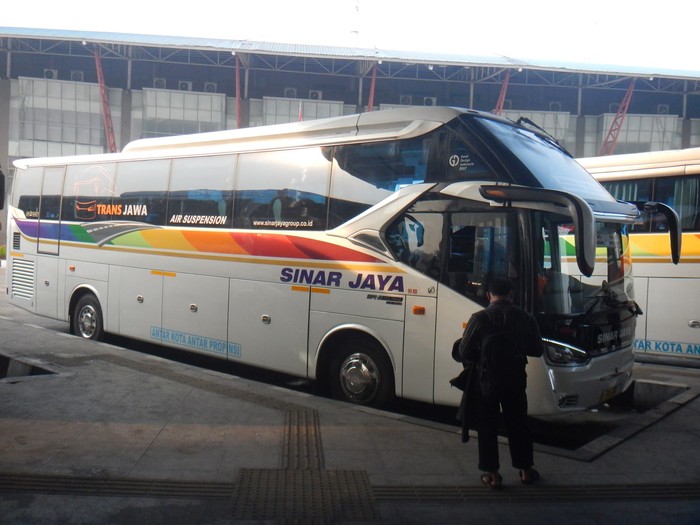 Bus Sinar Jaya Dites di Trans Jawa. Kecepatan tertinggi mencapai 143 km/jam, tapi mesin tidak kepanasan.