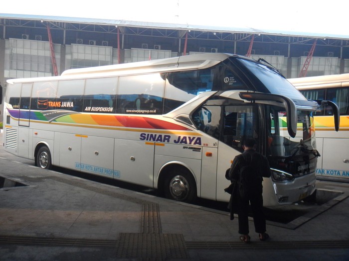 Bus Sinar Jaya Dites di Trans Jawa Bus Sinar Jaya Dites di Trans Jawa. Kecepatan tertinggi mencapai 143 km/jam, tapi mesin tidak kepanasan.