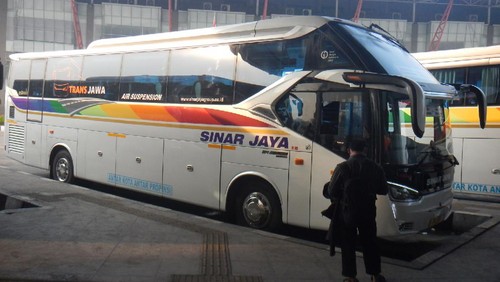 Bus Sinar Jaya Dites di Trans Jawa. Kecepatan tertinggi mencapai 143 km/jam, tapi mesin tidak kepanasan.