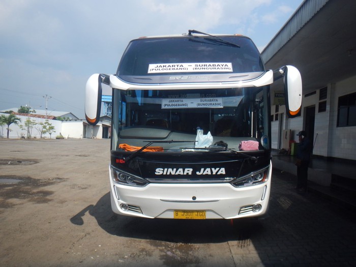 Bus Sinar Jaya Dites di Trans Jawa Bus Sinar Jaya Dites di Trans Jawa. Kecepatan tertinggi mencapai 143 km/jam, tapi mesin tidak kepanasan.