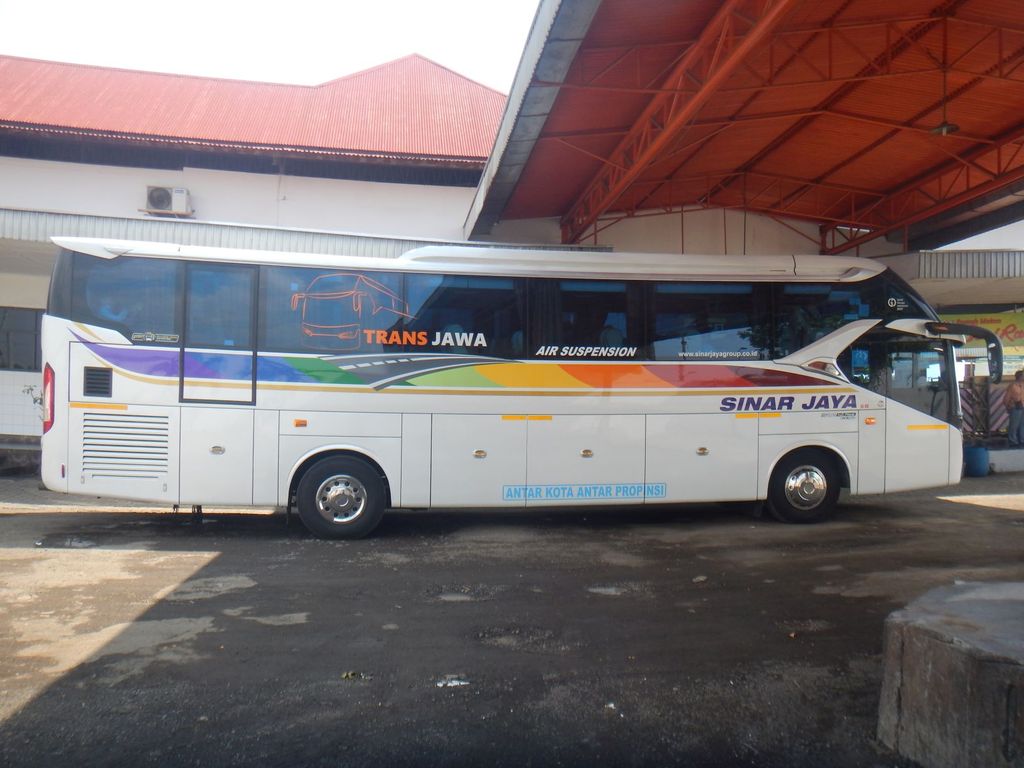 Bus Sinar Jaya Diuji di Trans Jawa.  Top speed mencapai 143km/jam, namun mesin tidak overheat.