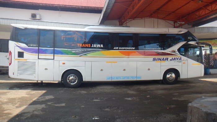 Bus Sinar Jaya Dites di Trans Jawa. Kecepatan tertinggi mencapai 143 km/jam, tapi mesin tidak kepanasan.