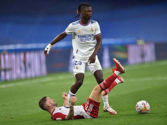 MADRID, SPAIN - SEPTEMBER 12: Eduardo Camavinga of Real Madrid is tackled by Javi Galan of RC Celta de Vigo during the La Liga Santander match between Real Madrid CF and RC Celta de Vigo at Estadio Santiago Bernabeu on September 12, 2021 in Madrid, Spain. (Photo by Denis Doyle/Getty Images)