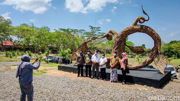 Ada yang berbeda pada Bukit Cubung di Kapanewon Lendah, Kabupaten Kulon Progo, Daerah Istimewa Yogyakarta (DIY). Destinasi wisata yang dikembangkan masyarakat itu kini semakin cantik dengan kehadiran replika Bunga Kecubung berukuran raksasa.