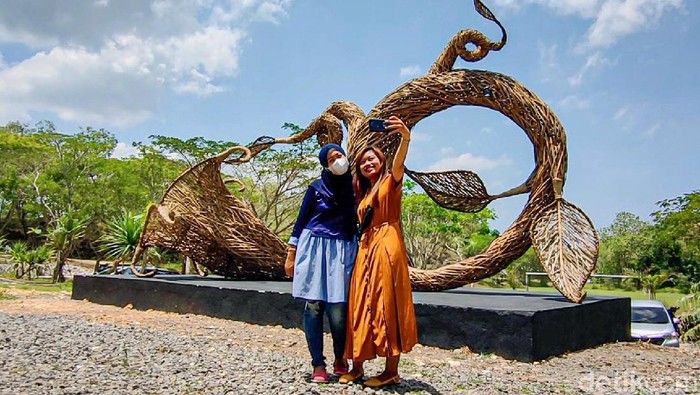 Ada yang berbeda pada Bukit Cubung di Kapanewon Lendah, Kabupaten Kulon Progo, Daerah Istimewa Yogyakarta (DIY). Destinasi wisata yang dikembangkan masyarakat itu kini semakin cantik dengan kehadiran replika Bunga Kecubung berukuran raksasa.