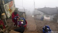 Warga beraktifitas di samping jala waring yang menangkap kabut menjadi sumber mata air.