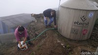 Warga mengambil air bersih dari toren yang bersumber dari mata air kabut. Sumber mata air ini mampu memenuhi kebutuhan warga pegunungan yang dihuni 20.000 jiwa.