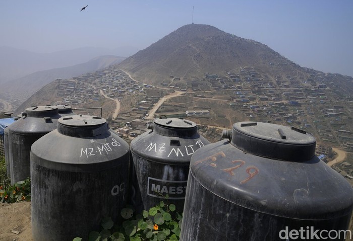 Cerdik, Waring Digunakan untuk Ubah Kabut Jadi Sumber Mata Air Warga desa di Pegunungan Pamplona Alta, Lima, Peru punya cara cerdik untuk mengatasi kekeringan. Mereka memanfaatkan waring untuk mengubah kabut pegunungan menjadi sumber mata air.