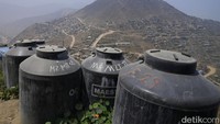 Toren air bersih dari mata air kabut di pegunungan Pamplona Alta, Lima. Ibu kota tersebut menjadi salah satu kota terkering di dunia dengan lebih dari 1 juta orang tidak memiliki akses air bersih.