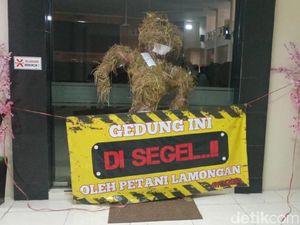 Peringati Hari Tani, Orang-Orangan Sawah Segel Gedung DPRD Lamongan