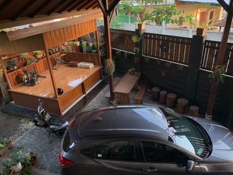 Desain rumah dengan pagar kayu tinggi di Lombok.