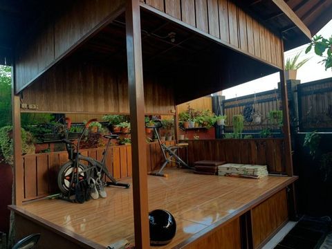 Desain rumah dengan pagar kayu tinggi di Lombok.