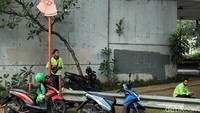 Rusaknya kondisi cermin cembung, menyulitkan pengendara yang melintas di tikungan tidak bisa melihat kendaraan yang datang dari arah yang berlawanan arah.