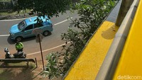 Sehingga membahayakan dan dapat menimbulkan kecelakaan saat pengendara kendaraan melintas.