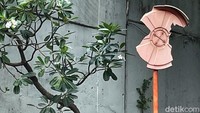 Hingga kini belum ada perhatian dan perbaikan oleh petugas terkait untuk memperbaiki dan pengadaan baru cermin cembung yang telah rusak.