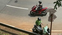  Padahal cermin itu memiliki fungsi, sebagai marka jalan yang membatu pengendara saat melintas di belokan.