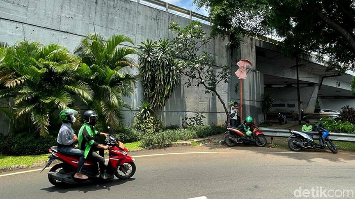 Duh, Cermin Cembung di Jalan Gatot Subroto Rusak dan Tak Terawat Kondisi cermin cembung di Jalan Gatot Subroto tampak mengenaskan. Tak hanya hilang, cermin cembung di jalan itu tampak rusak dan tak terawat.