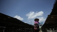Biasanya para nelayan berangkat mulai dari pagi hingga siang hari. Lalu dilanjut oleh nelayan lain yang berangkat siang dan pulang malam.