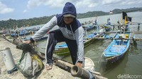 2 atau 3 orang nelayan akan melaut menggunakan kapal kecil. Sementara untuk kapal sedang mampu membawa 12 nelayan untuk mencari ikan.