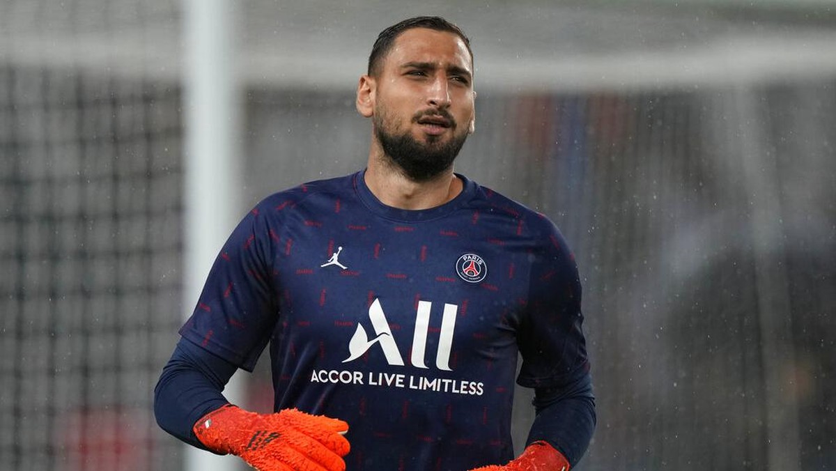 Gianluigi Donnarumma menantikan debut di Liga Champions. (Foto: AP/Francois Mori)