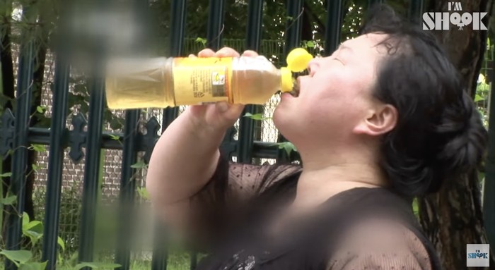 Gokil! Wanita Ini Minum Cuka Seperti Menenggak Air Putih dan Kuah Sayur