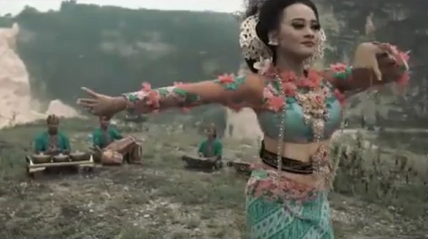 Dalam perjalanannya, goyang karawang lekat dengan stigma erotis akibat geol atau gerak pinggul yang begitu panas nan sensual (Disparbud Karawang) Dalam perjalanannya, goyang karawang lekat dengan stigma erotis akibat geol atau gerak pinggul yang begitu panas nan sensual (Disparbud Karawang)