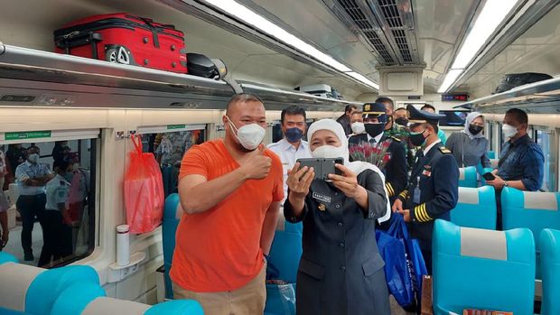 Gubernur Jatim selfie dengan penumpang KA Argo Anggrek Gubernur Jatim selfie dengan penumpang KA Argo Anggrek