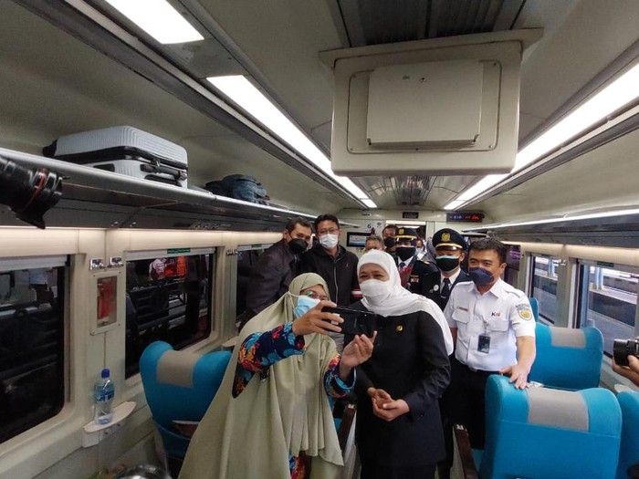 Gubernur Jatim selfie dengan penumpang KA Argo Anggrek