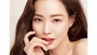 Nama Honey Lee mulai bersinar setelah menjadi finalis Miss Universe di tahun 2007. Saat mengikuti ajang tersebut, dia berhasil masuk 5 besar. (Foto: dok. Instagram @honey_lee32) 
