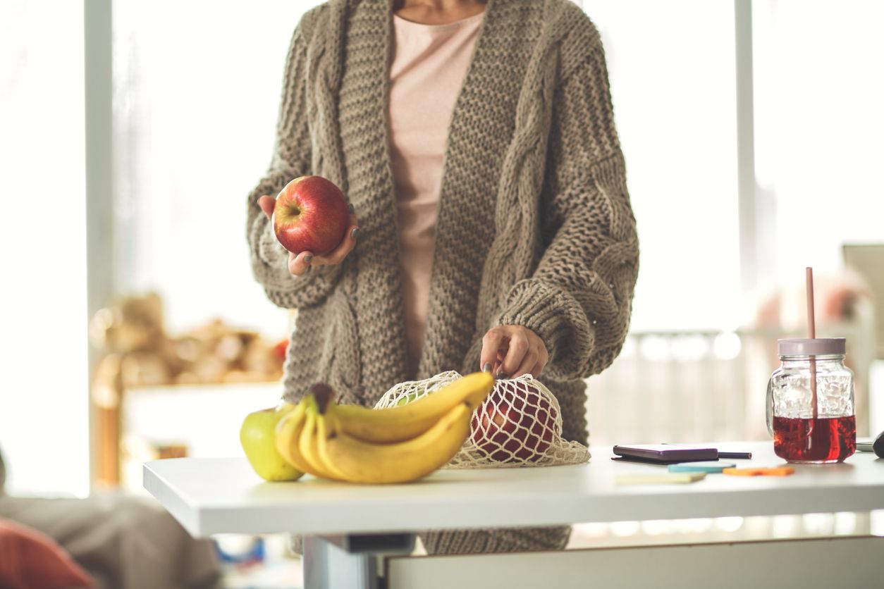 Ilustrasi wanita makan buah apel dan pisang