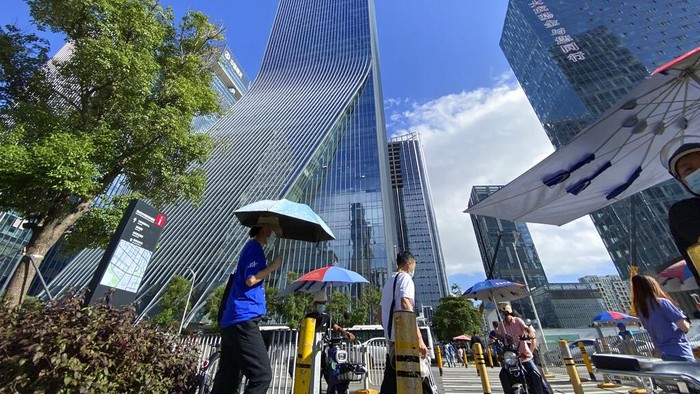 Raksasa properti China, Evergrande tengah disorot karena terancam bangkrut imbas kesulitan bayar utang. Sang pendiri perusahaan, Xu Jiayin pun ikut jadi sorotan
