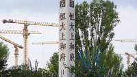Kini sosoknya kembali jadi sorotan usai Evergrande dikabarkan terancam bangkrut karena kesulitan membayar utang dan bunga utangnya. Utang Evergrande menggelembung dalam beberapa tahun terakhir untuk membiayai operasionalnya. Grup ini memiliki kewajiban lebih dari US$ 300 miliar atau sekitar Rp 4.290 triliun (asumsi kurs Rp 14.300). AP Photo/Andy Wong