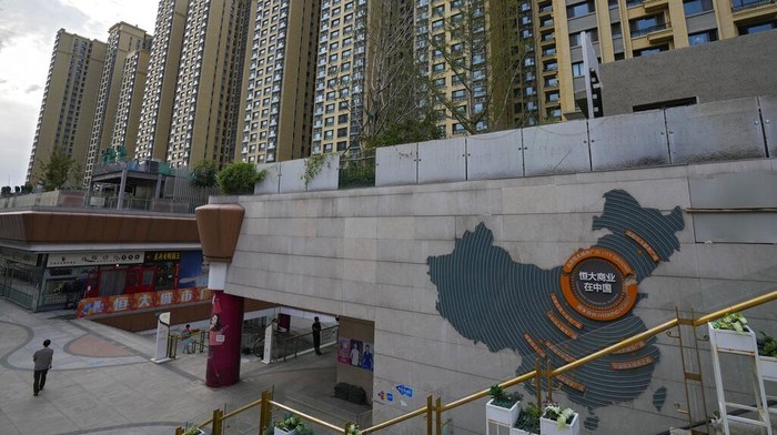 Raksasa properti China, Evergrande tengah disorot karena terancam bangkrut imbas kesulitan bayar utang. Sang pendiri perusahaan, Xu Jiayin pun ikut jadi sorotan
