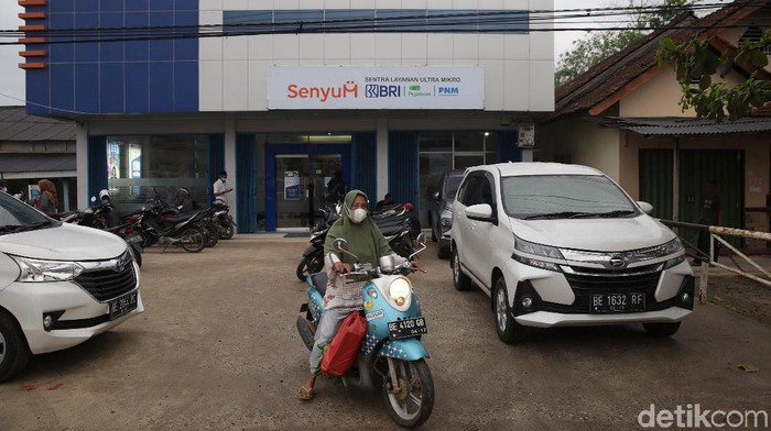 BRI, Pegadaian dan PNM resmi melebur dalam Holding Ultra Mikro (UMi). Layanan ketiganya diintegrasikan lewat Sentra Layanan Ultra Mikro di sejumlah daerah.