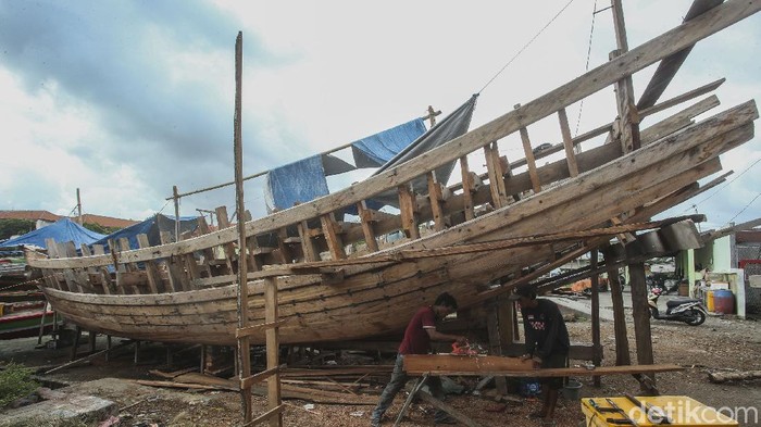Kampung nelayan di Sentolo Kawat, Cilacap juga memiliki tempat untuk memproduksi kapal pencari ikan, dalam pembuatannya warga sangat gotong royong, begini potretnya.