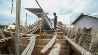 Waktu pengerjaan satu kapal ukuran besar memakan tempo sekitar satu bulan. 