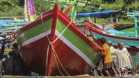 Sementara untuk modal pembuatan satu buah kapal ukuran besar mencapai Rp 50 juta. Untuk kapal kecil Rp 15 juta hingga Rp 20 juta. Harga tersebut belum termasuk kelengkapan seperti jaring ikan dan lain-lain.