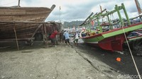 Saat kapal bersandar, hampir sepertiga kampung turun tangan untuk membantu menurunkan mesin kapal. Biasanya warga menyebutnya dengan nama udun-udun.