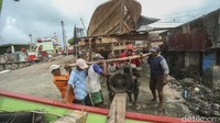 Teriakan satu dua tiga lantang diteriakkan warga untuk memberi semangat saat mengangkat mesin. Diteriakkan dengan bahasa jawa ji.., ro.., lu,.. ! ji,.. ro,.. lu,.. !